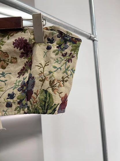Elegantes Damenkleid mit Stehkragen und kurzen Ärmeln, bestickt und mit Spitzen-Patchwork – modisch und schick.