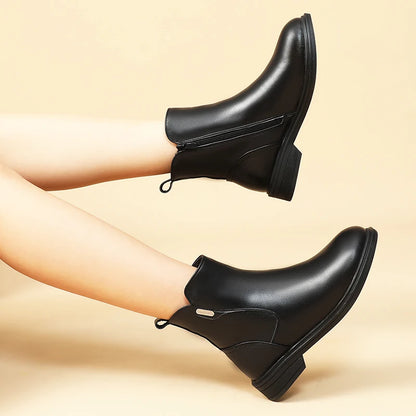 Schwarze Stiefeletten mit kurzem Schaft und dicker Profilsohle