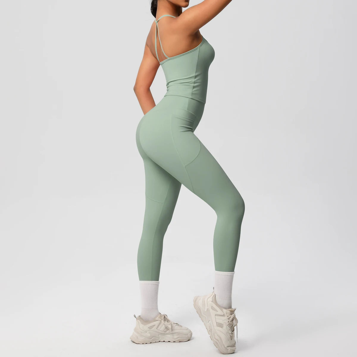Sport-Set in Salbeigrün: Tank-Top mit Rücken-Trägern und Leggings im Slim-Fit