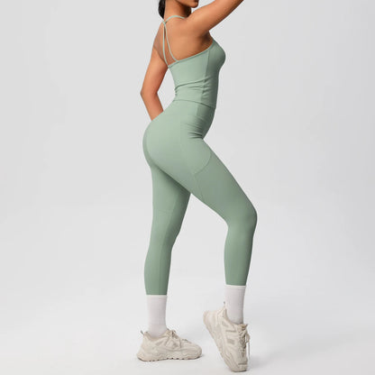 Sport-Set in Salbeigrün: Tank-Top mit Rücken-Trägern und Leggings im Slim-Fit