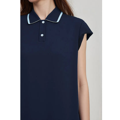 Nahaufnahme: Midi-Strickkleid dunkelblau mit Polokragen und Knopfverschluss