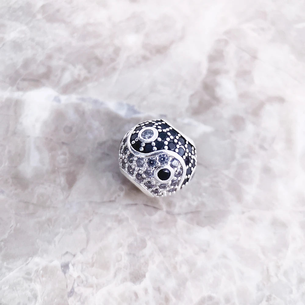 Silberfarbener Yin-Yang-Perlen-Charms mit Micro-Pave und schwarzem Muster