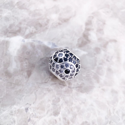 Silberfarbener Yin-Yang-Perlen-Charms mit Micro-Pave und schwarzem Muster