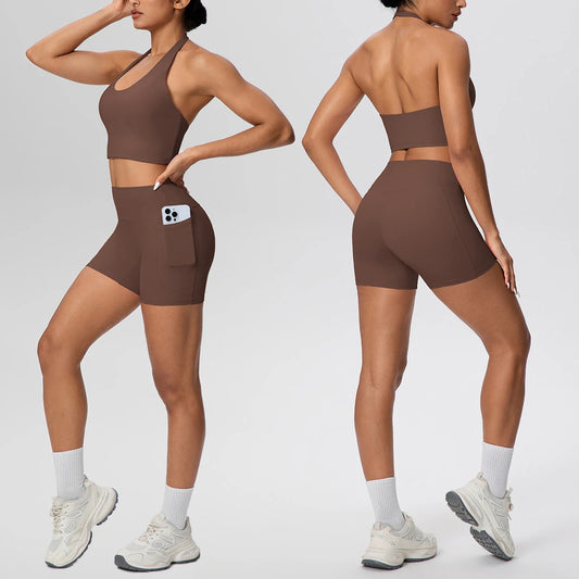 Braunes Yoga-Set mit Sport-BH und High-Waist-Shorts, seitliche Tasche