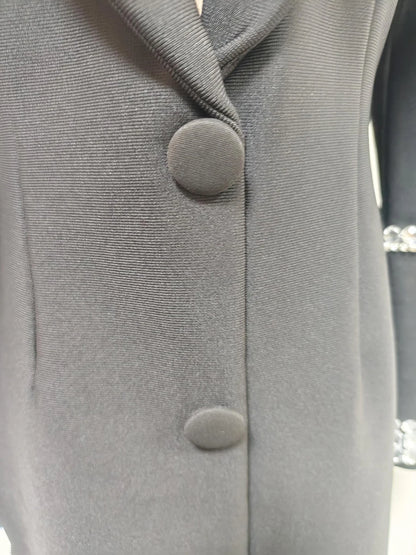 Damen-Dreiteiler mit Perlenbesatz: Langarmhemd mit Reverskragen, ärmellose Weste und lange Hose