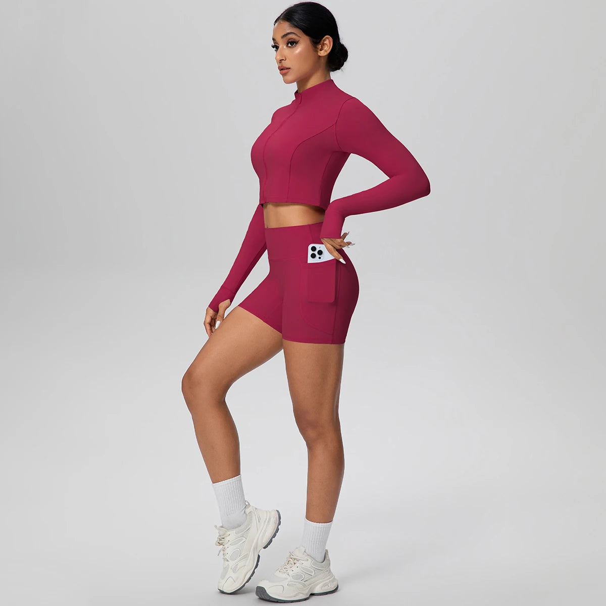 Bordeauxrotes Yoga-Set mit Reißverschluss, Rück-/Seitenansicht von Crop-Top und Shorts
