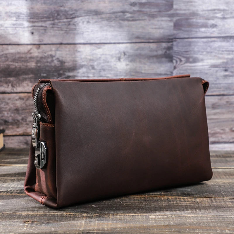 Braune Leder-Clutch mit Reißverschluss seitlich und kurzem Trageriemen