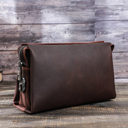 Braune Leder-Clutch mit Reißverschluss seitlich und kurzem Trageriemen