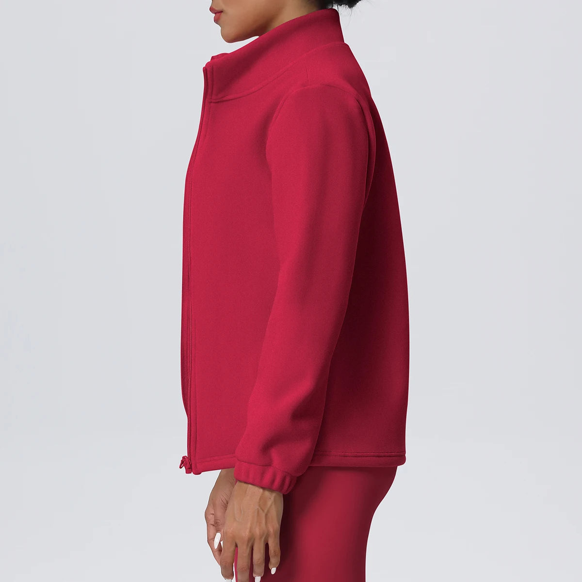 Sport-Winterjacke rot, seitliche Ansicht: durchgehender Reißverschluss, elastische Bündchen.