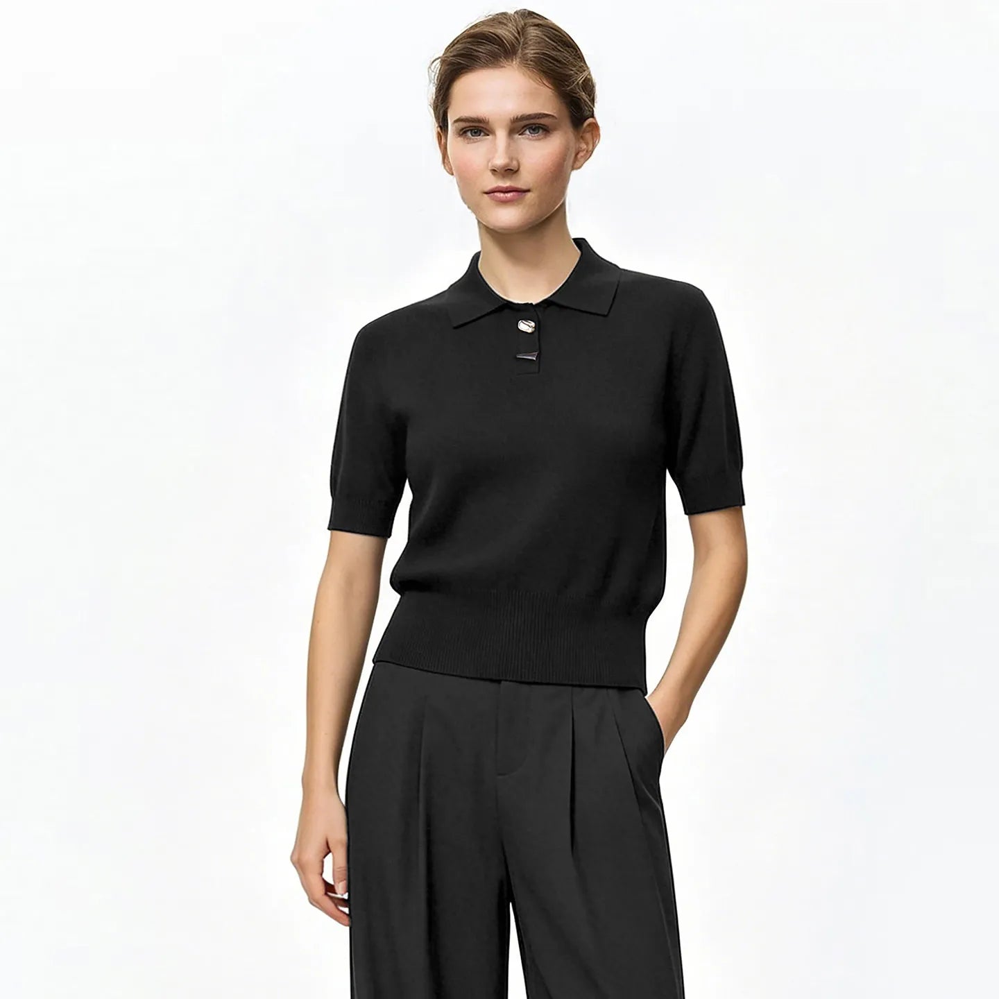 Stricktop mit Polokragen, Kurzarm und Metallknöpfen, schwarzes Feinstrick