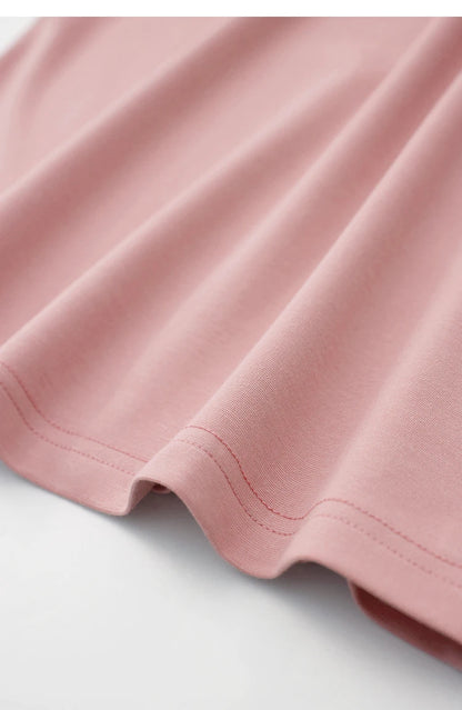 Damen T-Shirt im minimalistischen Stil mit One-Line Kragen und kurzen Ärmeln