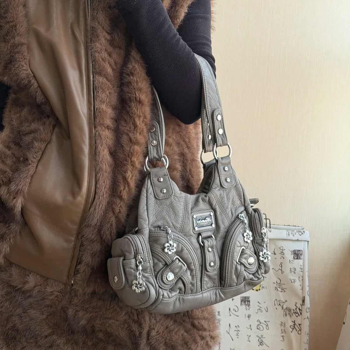 Damen-Tote-Tasche mit oberem Griff und Mehrfachfächern für Handy und Karten mit weicher Oberflächenstruktur