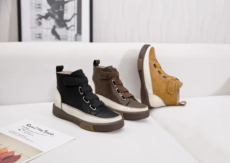 Set aus Winterstiefeletten: schwarze, braune und hellbraune Modelle mit Schnürung und Sohlenrand