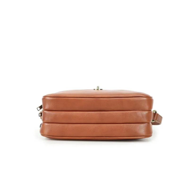 Kleine braune Ledertasche mit Reißverschluss und hinterem Tragegurt, flach liegend