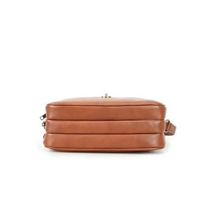 Kleine braune Ledertasche mit Reißverschluss und hinterem Tragegurt, flach liegend