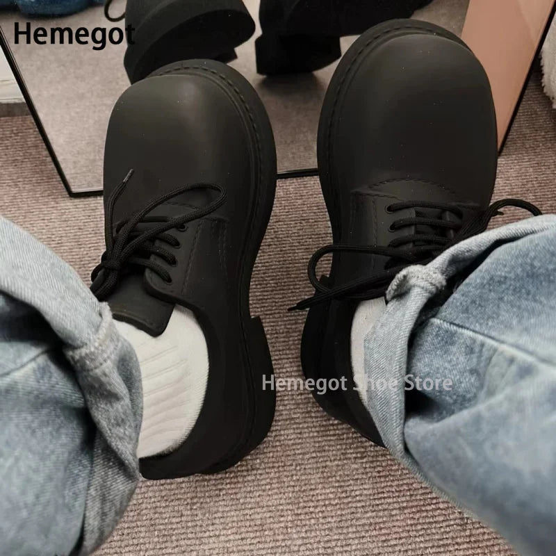 Schwarze Herren-Derby-Schuhe, geschnürt, dicke Sohle, seitliche Ansicht