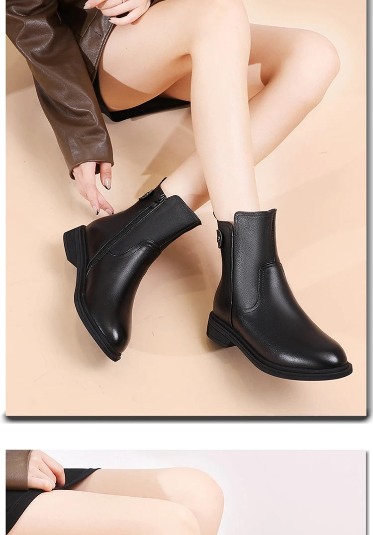 Schwarze Stiefeletten aus glattem Leder mit seitlicher Lasche und flachem Profilabsatz