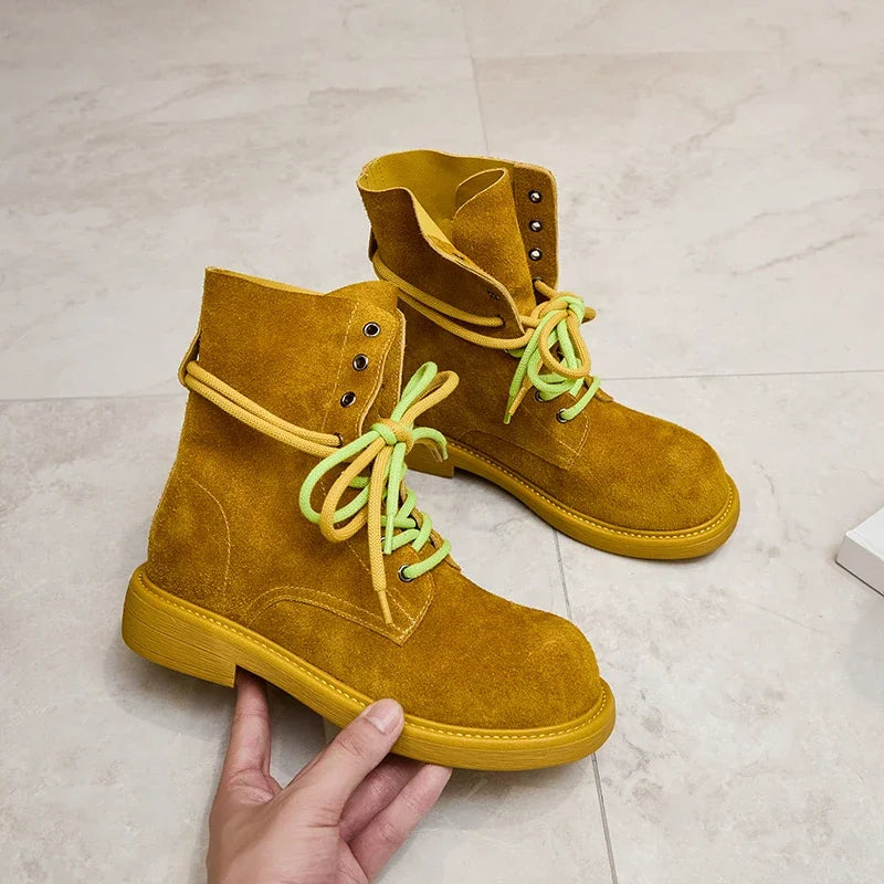 Ockerfarbene Wildleder-Schnürstiefeletten mit Nietenösen und gelben Schnürsenkeln, flacher Absatz