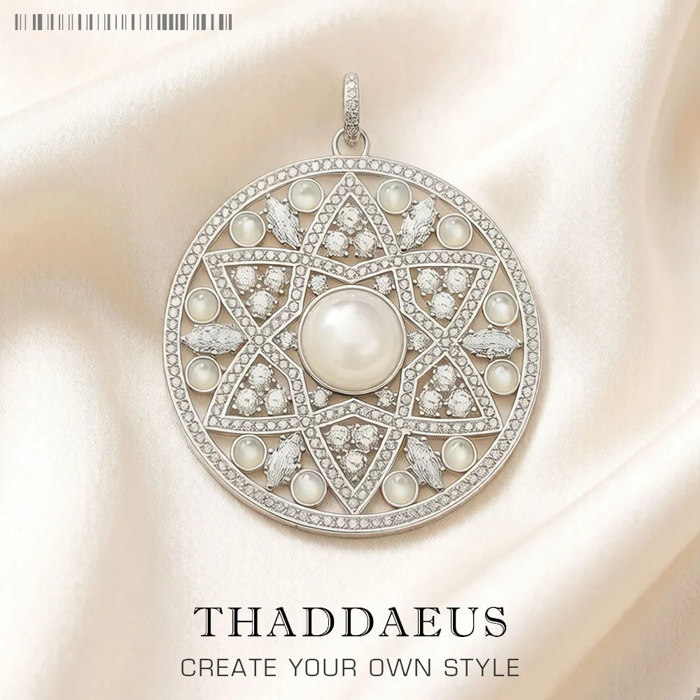 Runder Anhänger aus 925er Sterlingsilber mit weißem Opal-Ornament und filigranem Rand