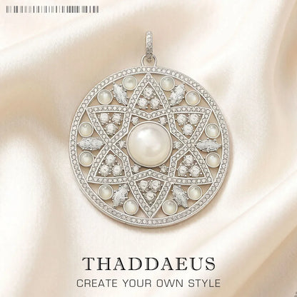 Runder Anhänger aus 925er Sterlingsilber mit weißem Opal-Ornament und filigranem Rand