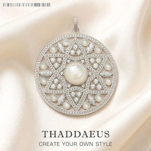 Runder Anhänger aus 925er Sterlingsilber mit weißem Opal-Ornament und filigranem Rand