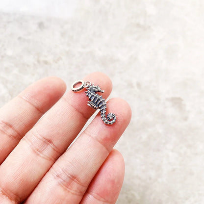 Seepferdchen-Anhänger aus Sterlingsilber in Handansicht