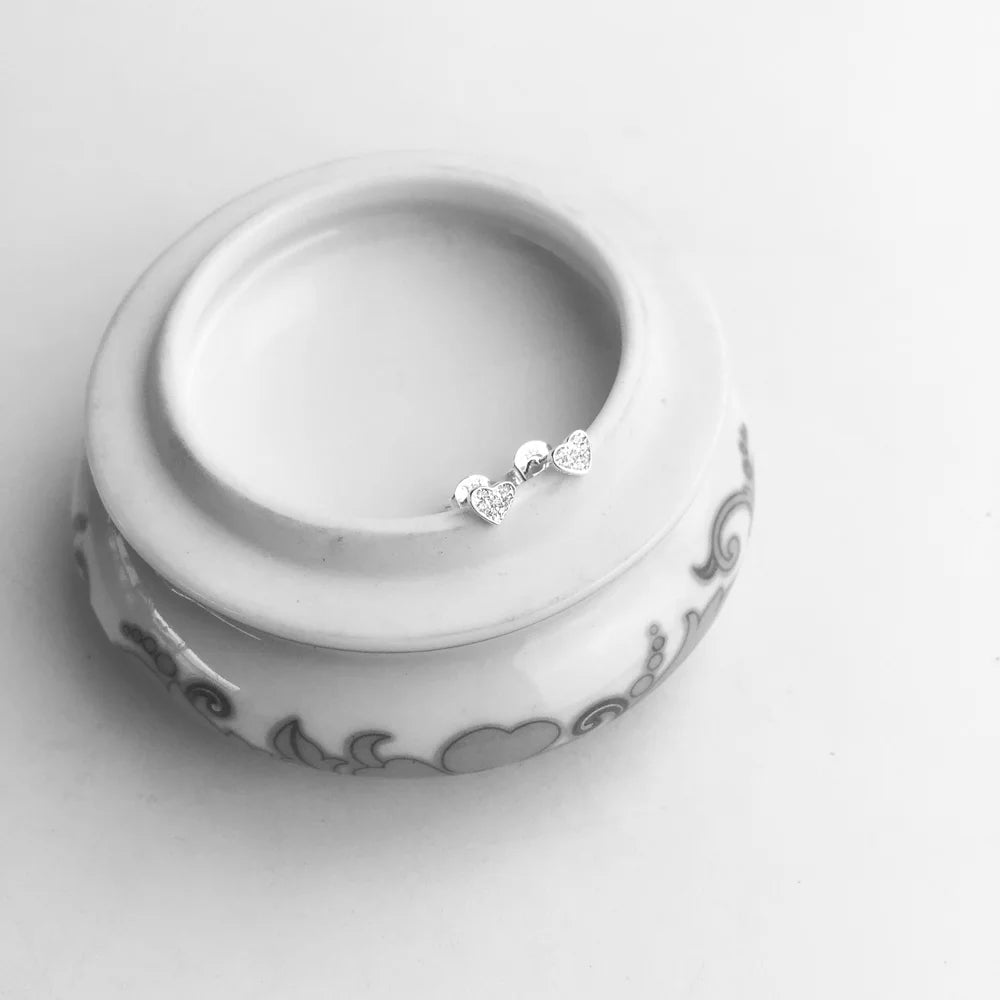 Damen-Ohrstecker Liebesherz weißer Stein aus Sterlingsilber