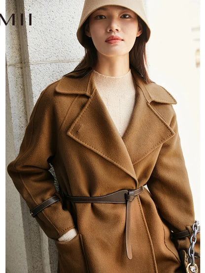 Damen Wollmantel im minimalistischen Stil mit braunem Gürtel und langen Ärmeln