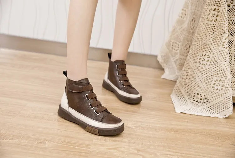 Winterboots mit Schnürung, braunes Obermaterial, flache Sohle und dezente Kontrastkanten