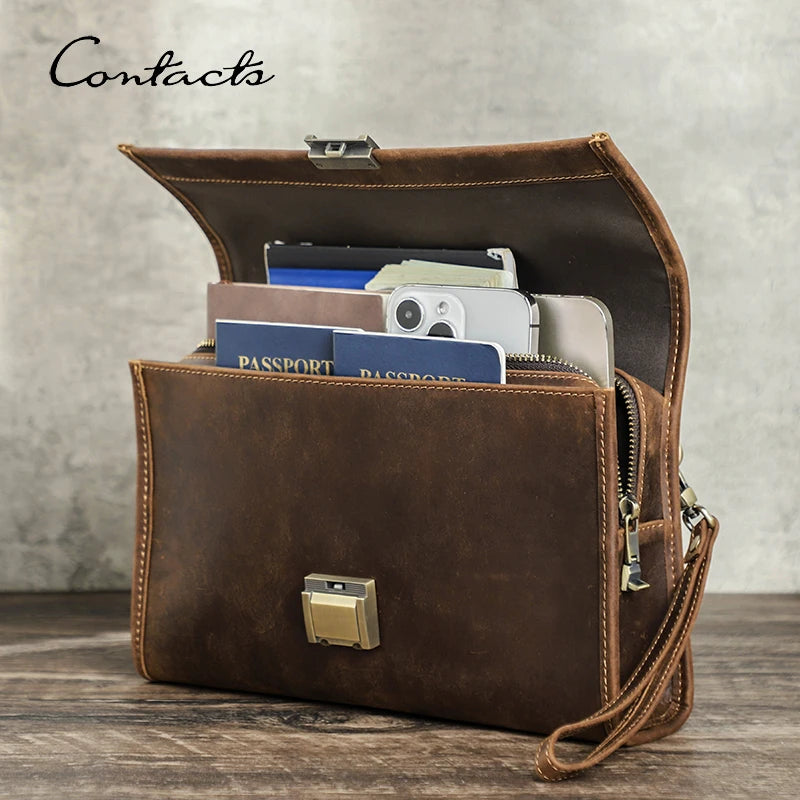 Braune Herren-Ledertasche als Clutch mit geöffnetem Innenfach, Umschlag und Metallschloss