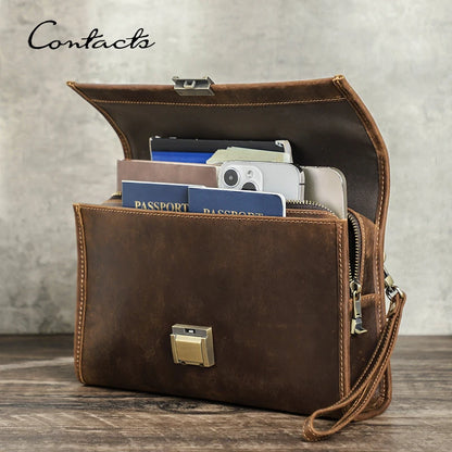 Braune Herren-Ledertasche als Clutch mit geöffnetem Innenfach, Umschlag und Metallschloss