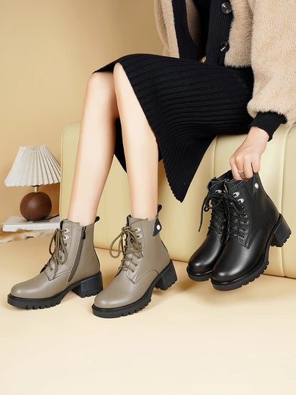 Beige und schwarze Ankle-Boots mit Schnürung, Wollfutter und Profilsohle