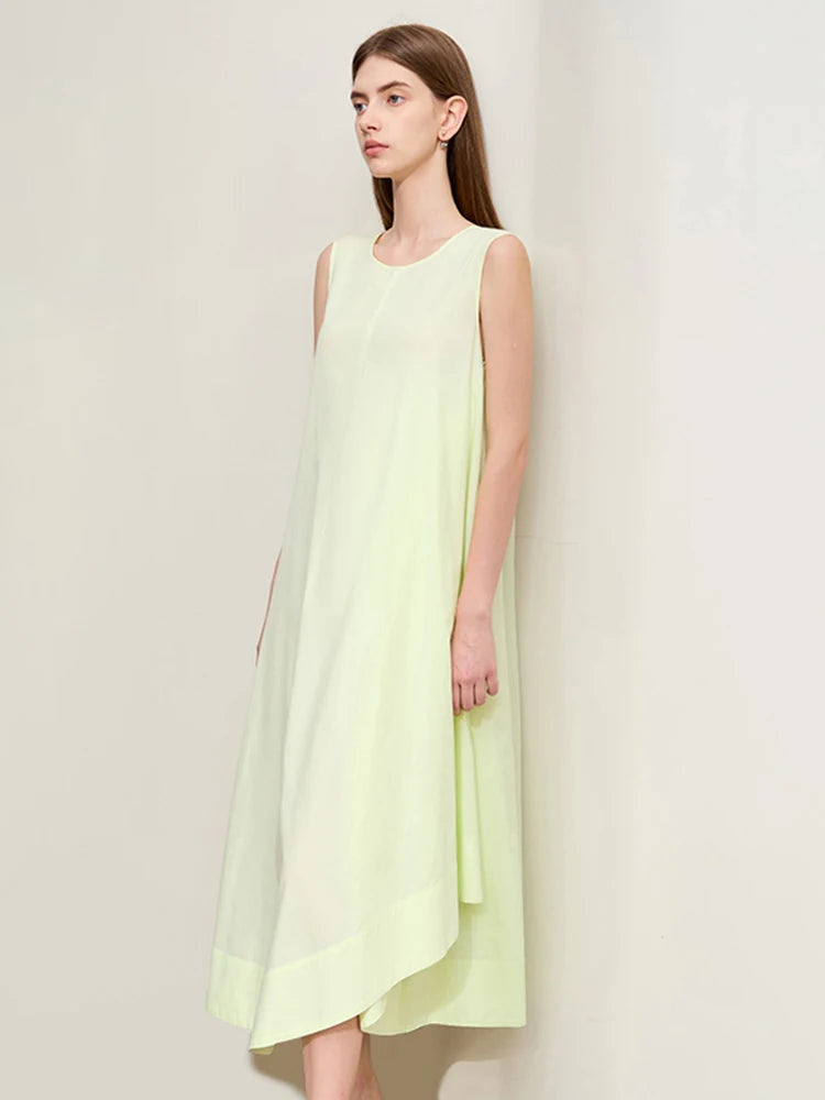 Zeitloses Langes Damenkleid Mit Asymmetrischem Saum