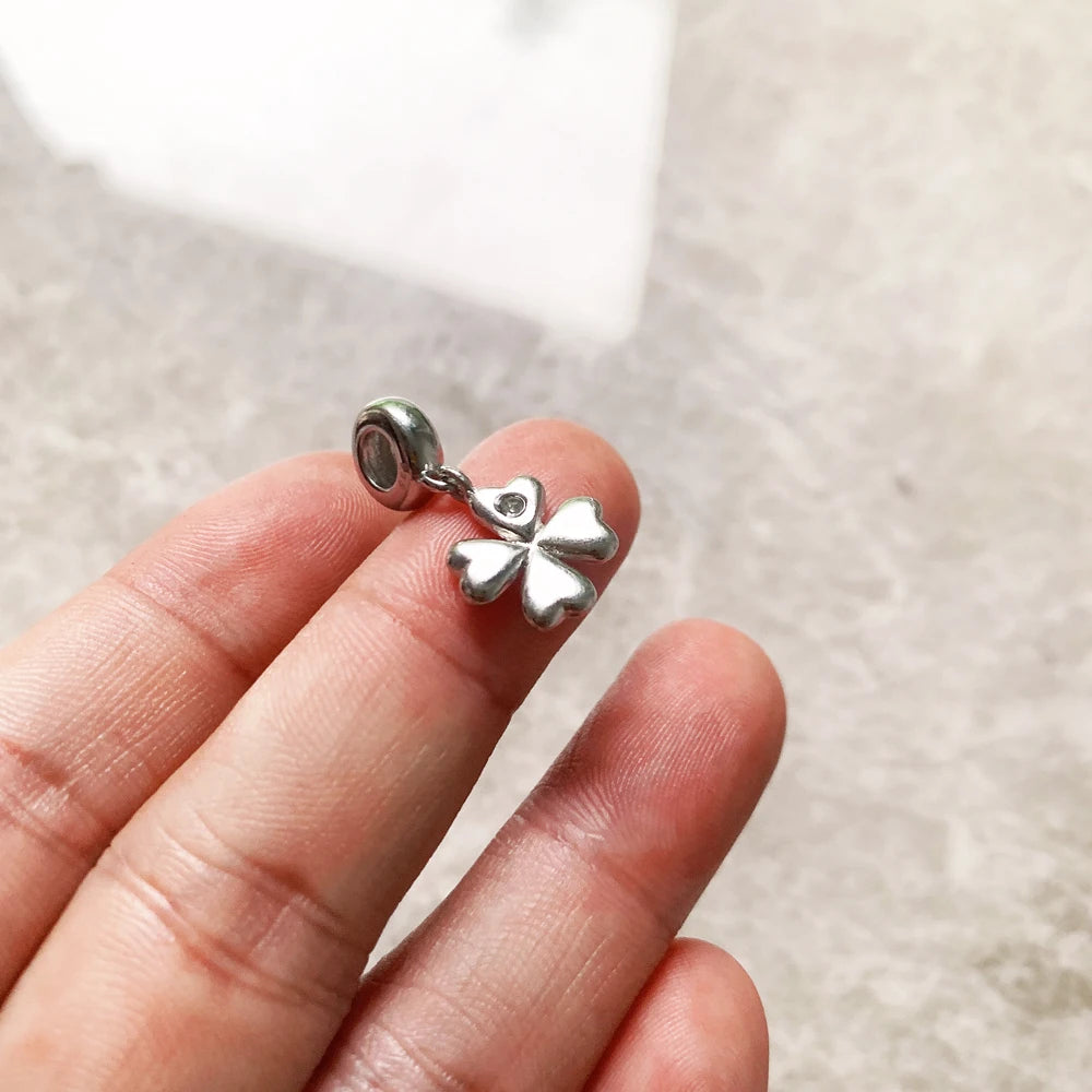Kleeblatt-Anhänger aus 925 Sterling Silber mit dunkel eingefasstem Stein
