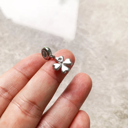 Kleeblatt-Anhänger aus 925 Sterling Silber mit dunkel eingefasstem Stein