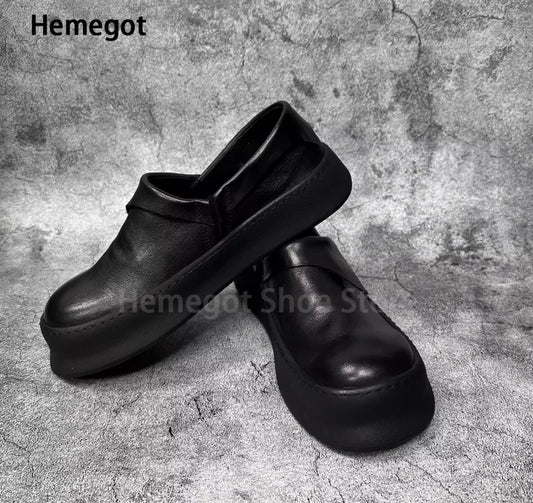 Schwarze Loafer aus Leder mit runder Spitze und dicker Sohle, Slip-on Form
