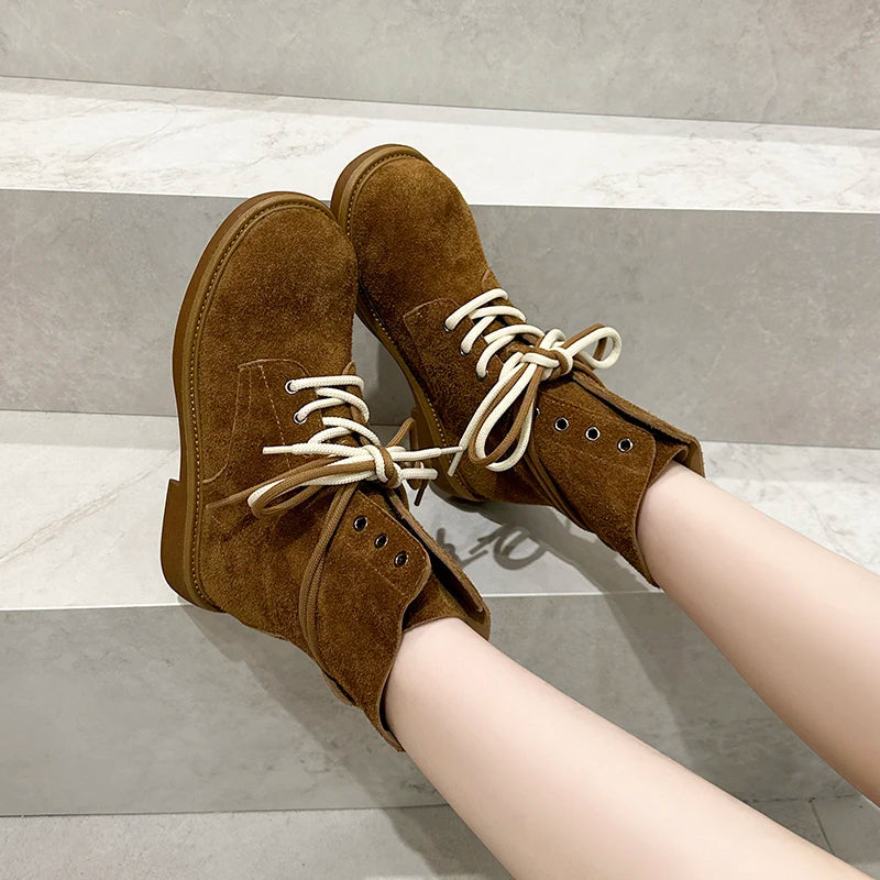 Paar Wildleder-Ankle-Boots, braun, Schnürsenkel kreuzweise geflochten, seitlicher Schaftbereich sichtbar