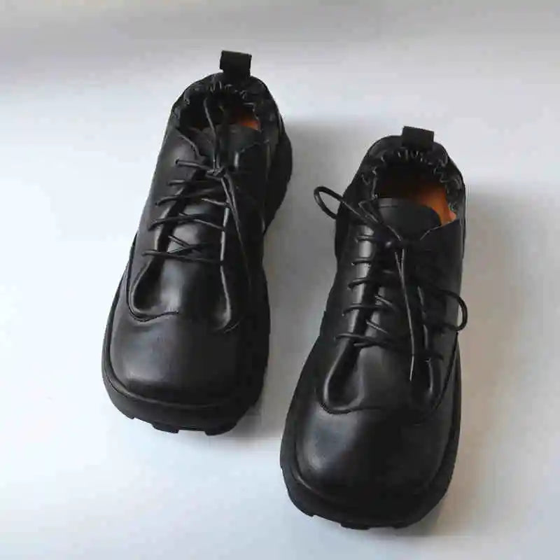 Schwarze Schnürschuhe mit hoher Kappe und Faltenleder-Optik, Profilsohle