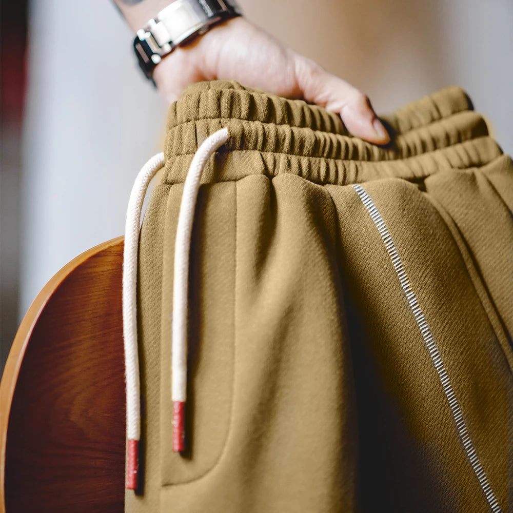 Herren Shorts in kontrastierenden Farben mit lässiger knielanger Passform