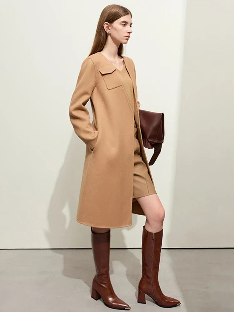 Damen Wollmantel im minimalistischen Design mit V-Ausschnitt und Taschen