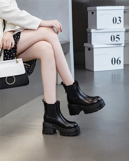 Schwarze Chelsea-Boots mit Plateau-Sohle und Blockabsatz, seitlich sichtbar