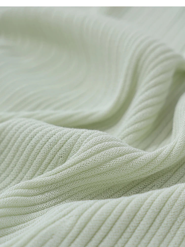 Nahaufnahme des Strickstoffs: Damenpullover Hellmint mit feinem Ripp- und Reliefmuster