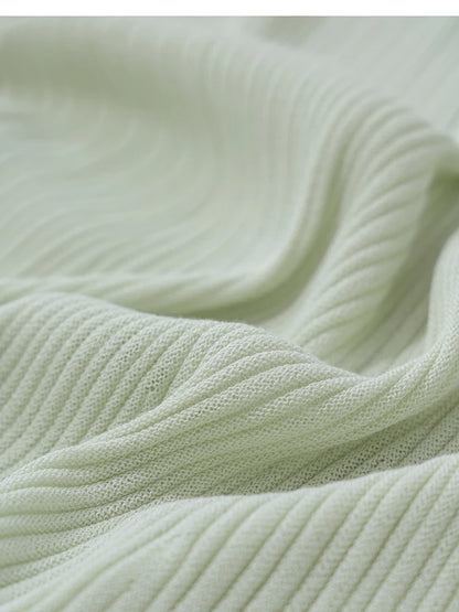 Nahaufnahme des Strickstoffs: Damenpullover Hellmint mit feinem Ripp- und Reliefmuster