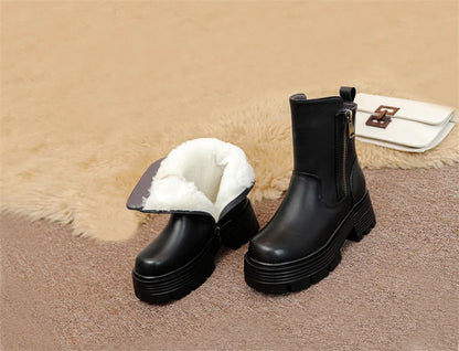 Schwarze Stiefeletten mit Reißverschluss und warmem, weißem Futter im Schaft