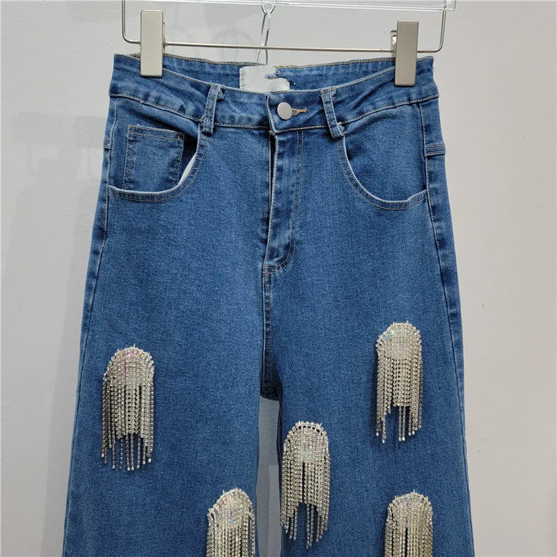 Zweiteiliges Damen-Set mit schulterfreiem Oberteil, langen Ärmeln und Schleifendetail sowie Patchwork-Rock mit Rüschen – elegant und modern.