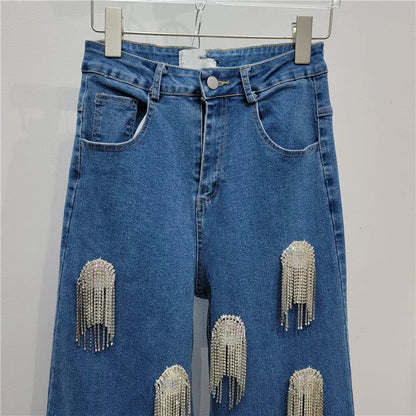 Zweiteiliges Damen-Set mit schulterfreiem Oberteil, langen Ärmeln und Schleifendetail sowie Patchwork-Rock mit Rüschen – elegant und modern.