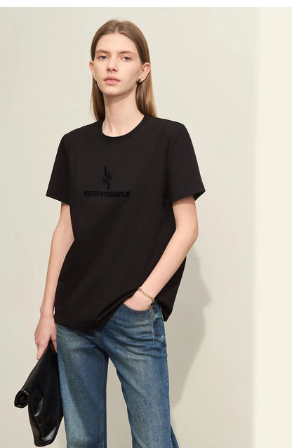 Damen T-Shirt im minimalistischen Stil mit modischer Stickerei und O-Ausschnitt