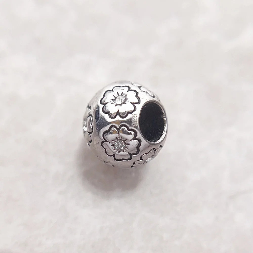 Charm-Perle in Silber mit floralen Gravuren und schwarzem Einsatz