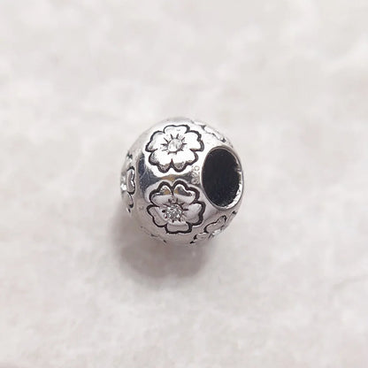 Charm-Perle in Silber mit floralen Gravuren und schwarzem Einsatz
