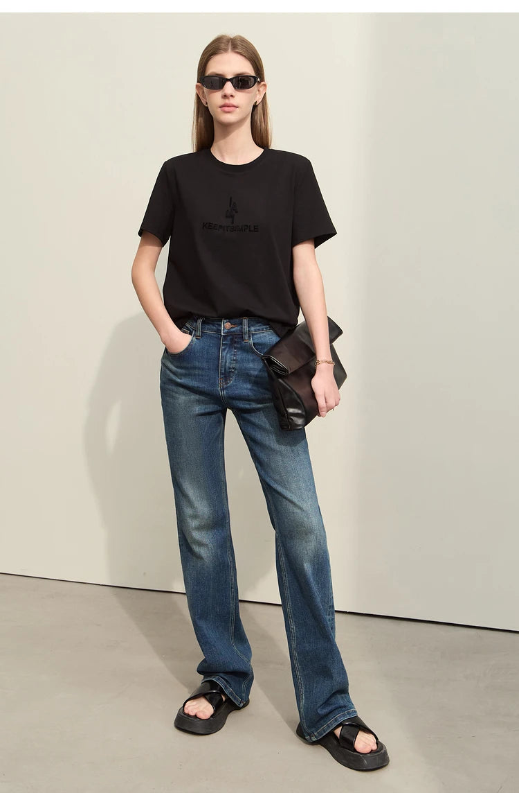 Damen T-Shirt im minimalistischen Stil mit modischer Stickerei und O-Ausschnitt